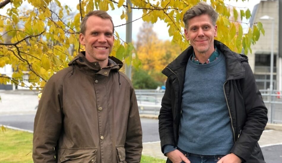 Mathias Estensen og Petter Dahle smilende utendørs.